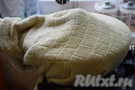 Закутываем нашу сковороду в тёплое полотенце для того, чтобы плов пропарился и дошёл до нужной кондиции, оставляем на 30-40 минут. Я закутываю сковороду в махровое полотенце, свёрнутое вдвое.