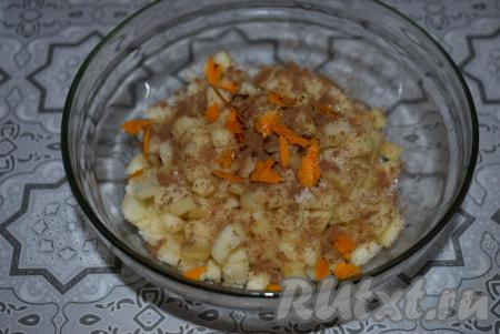 Складываем нарезанные яблоки в миску, добавляем сахар, корицу, цедру апельсина и перемешиваем, наша начинка для кекса готова.
