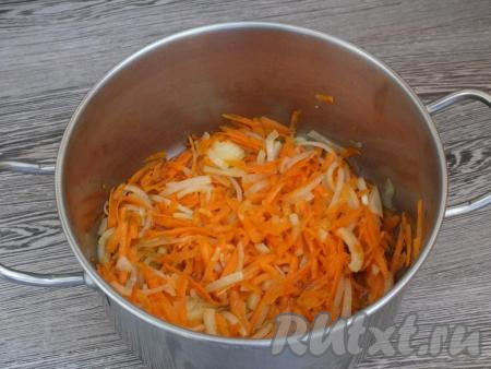 Почистите лук и морковь. Лук нарежьте полукольцами, морковь натрите на крупной тёрке. Для приготовления плова из полбы с курицей возьмите глубокую кастрюлю с толстым дном (или казан), налейте в неё масло и раскалите на среднем огне. Выложите подготовленные морковку с луком в разогретое масло, обжаривайте на среднем огне, помешивая, в течение 10 минут.
