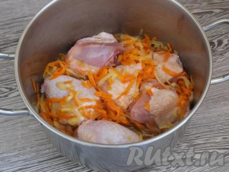Когда лук с морковью станут мягкими, выложите к ним кусочки курицы, перемешайте. Обжаривайте курочку с овощами, периодически помешивая, до появления аппетитной корочки на мясе (это займёт около 15 минут).