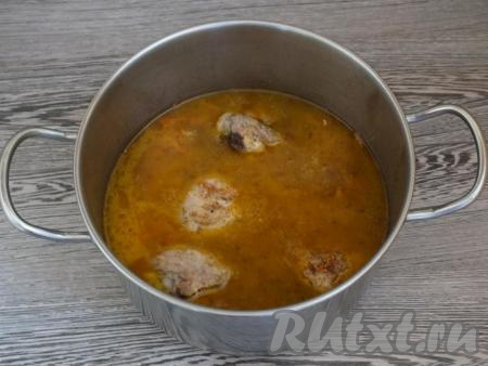 Залейте курицу с овощами 3 стаканами тёплой воды. Доведите до кипения, проварите на небольшом огне 10 минут.