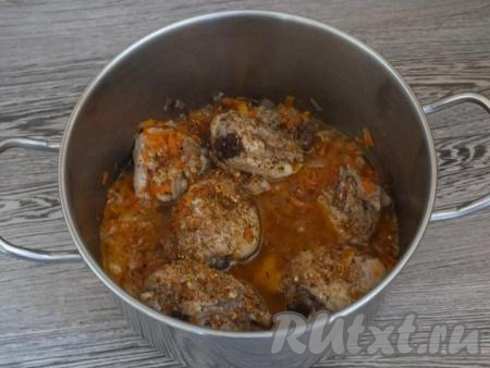 К обжаренным кусочкам курицы добавьте специи, соль.