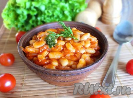 Перед подачей добавьте зелень по вкусу, она дополнит вкус лобио из белой фасоли. Подать его можно тёплым или охлаждённым в качестве основного блюда или в качестве закуски. Уверена, что наивкуснейшее лобио из белой фасоли, приготовленное по этому рецепту, оценят ваши близкие!
