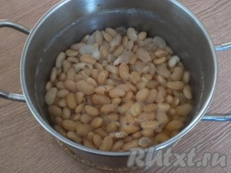 С утра слейте с фасоли воду, ещё раз промойте. Залейте промытую фасоль 3 стаканами чистой холодной воды и поставьте на средний огонь. Дайте закипеть, а затем варите в течение 40 минут (до полуготовности). Фасоль должна слегка похрустывать при раскусывании. Жидкость за это время почти испарится. Остатки воды не сливайте. Отставьте в сторону кастрюлю с фасолью.