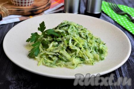 Салат из свежих кабачков и огурцов