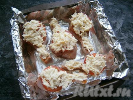 Полученную сырную массу распределить на все голени, поверх помидора.