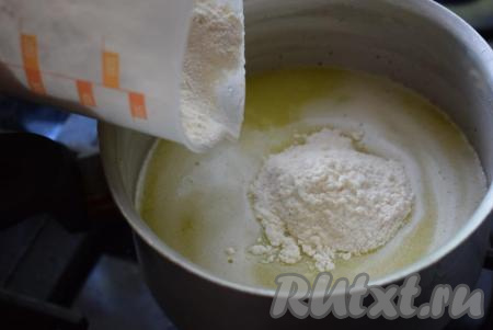 В кипящую смесь из воды, масла и соли всыпаем 1 стакан муки, выключаем огонь.