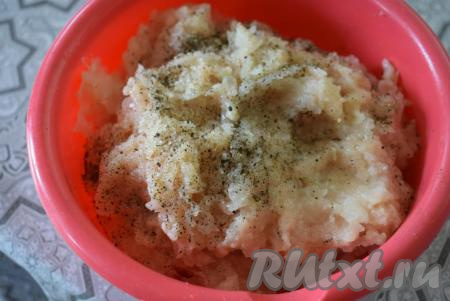 В это время приготовим фарш для пельменей. Куриное мясо нарежем на кусочки (я готовила фарш из филе бёдер и филе грудки птицы). Лук очистим и нарежем на кусочки. Прокрутим куриное мясо и лук на мясорубке один раз. Добавим к фаршу соль, чёрный молотый перец и специи по вкусу, перемешаем и дадим немного постоять, чтобы фарш просолился и пропитался ароматом специй. Добавляем к фаршу 3-4 столовых ложки холодной воды для сочности.
