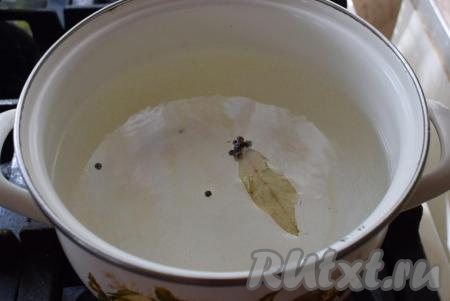 Для того чтобы сварить домашние пельмени с курицей, ставим на огонь кастрюлю, наливаем воду, добавляем в неё несколько горошин чёрного перца и лавровый лист, подсаливаем воду по вкусу и доводим до кипения.