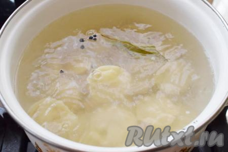 Кладём пельмени в закипевшую воду, даём снова воде закипеть, затем уменьшаем огонь и варим, примерно, 4-5 минут. Сначала пельмени опустятся на дно, но, как только начнут закипать, будут подниматься на верх.