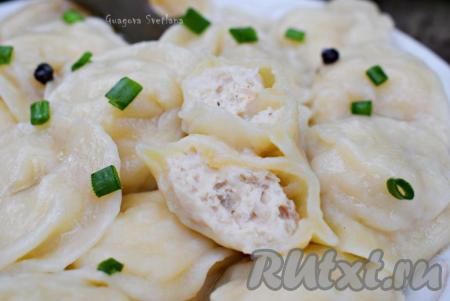 Готовые пельмени с курицей вынимаем из кастрюли шумовкой и выкладываем на тарелку. Смазываем пельмени сливочным маслом и подаём горячими со сметаной, можно их посыпать чёрным молотым перцем.