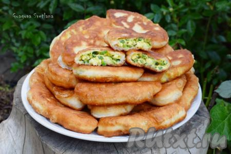 Пирожки с зелёным луком и яйцами, жареные на сковороде
