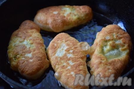 Жарим пирожки с зелёным луком и яйцами до подрумянивания с каждой стороны (по 5-6 минут с каждой стороны) на среднем огне.