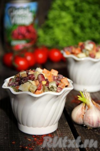 Яркий, нежный, сытный салат с красной консервированной фасолью и солёными огурцами прекрасно разнообразит меню и порадует отличным вкусом!