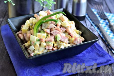 Салат с консервированной фасолью и копчёной колбасой 