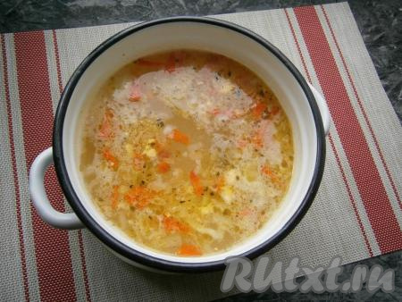 Дать супу с капустой и яйцами закипеть, а затем варить на небольшом огне ещё 5-7 минут и можно выключать газ. Дать супу настояться под крышкой около 10-15 минут.