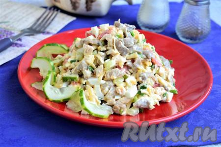 Салат из курицы с маринованными грибами и сыром