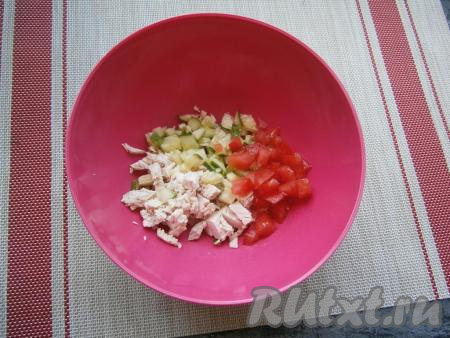 Куриное филе предварительно отварить в течение минут 40-45 (до готовности) в подсоленной воде, остудить. Яйцо отварить вкрутую (с момента начала кипения воды варить минут 10), охладить. Свежий огурец и помидор нарезать кубиками, выложить в глубокую тарелку (или миску), добавить  нарезанное на небольшие кусочки куриное филе.