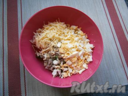 Сюда же добавить рубленное яйцо и сыр, натёртый на крупной тёрке.