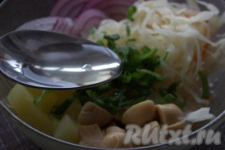 Сюда же влить растительное масло, приправить салат чёрным молотым перцем, можно немного посолить, тщательно перемешать.