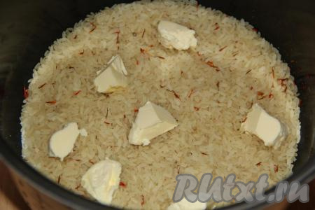 Добавить кусочки сливочного масла.