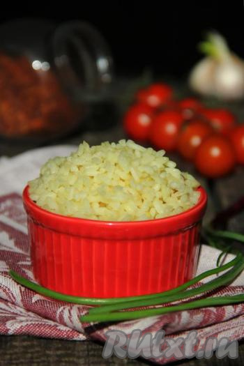 Рис, приготовленный с шафраном по этому рецепту, получается рассыпчатым и очень вкусным, подаём его в горячем виде с мясом или рыбой. Уверена, такой гарнир понравится многим!