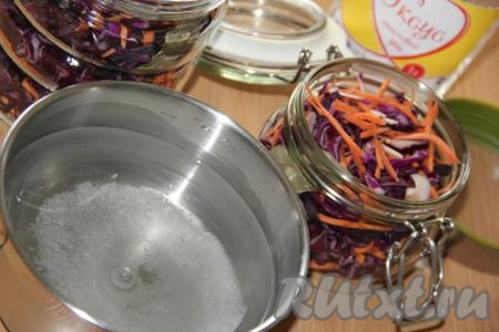 Для того чтобы приготовить маринад для краснокочанной капусты, нужно в кастрюлю налить 800 мл воды, добавить соль и сахар.