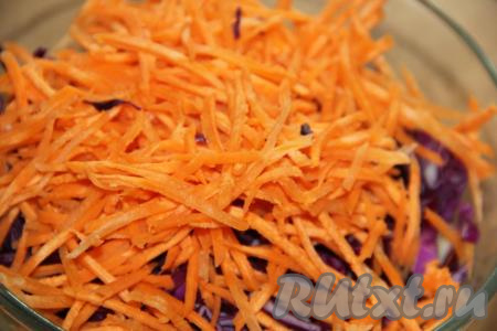 Морковь почистить, натереть на тёрке для корейской моркови и выложить к краснокочанной капусте. 