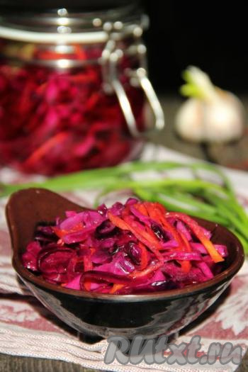 По истечении времени очень вкусная, в меру острая маринованная краснокочанная капуста будет готова. Эта яркая, аппетитная закуска станет великолепным дополнением ко многим блюдам!