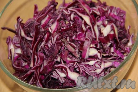 Краснокочанную капусту нашинковать тонкими полосками.