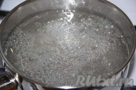 Поставить кастрюлю с водой на огонь, дождаться закипания (кристаллики сахара и соли должны раствориться полностью), снять с огня. 