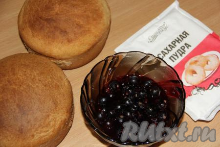 3 столовые ложки чёрной смородины (у меня  замороженные ягоды) всыпать в пиалу и поставить на 2 минуты в микроволновку. Ягодки растают и дадут сок.