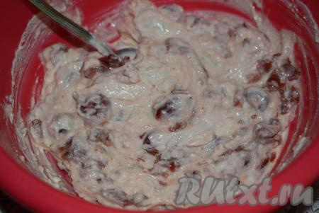 Пробуем начинку на вкус, если необходимо, корректируем количество сахара. Отправляем творожно-вишнёвую начинку в холодильник до тех пор, пока она нам не понадобится.