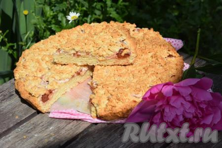 Далее аккуратно достаём пирог из формы, нарезаем его на порционные кусочки и можно наслаждаться его замечательным вкусом.