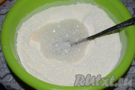 К мучной смеси добавим соду, погашенную уксусом.