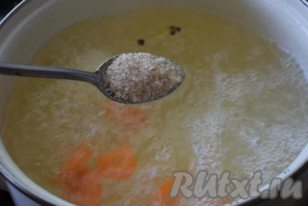 Даём закипеть бульону. В кипящий бульон опускаем курицу. Ждём закипания, снимаем пену и уменьшаем огонь до самого слабого. Солим бульон по вкусу (я использую ароматную чесночную соль), также в бульон можно добавить любимые вами специи и стебель (или корень) петрушки.