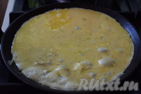 На сковороду выливаем половину яично-молочной смеси.