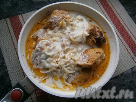 В сковороду с обжаренной курицей добавить подготовленный соус.
