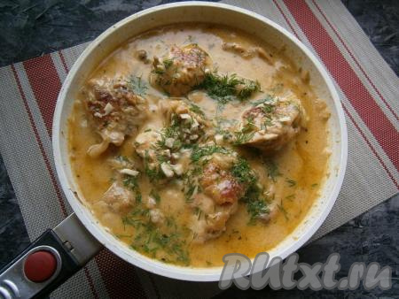 Накрыть сковороду крышкой и тушить курицу на медленном огне 25-30 минут. Затем добавить нарезанный чеснок и измельчённый укроп, протушить блюдо ещё 5 минут.