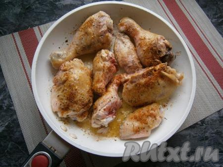 На другой сковороде обжарить на оставшемся растительном масле кусочки курицы, посыпав их солью и специями, до румяного цвета со всех сторон. Жарить на среднем огне.
