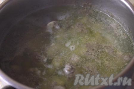 Выложить в кастрюлю с кипящей водой хорошо промытые куриные сердечки, подсолить и варить до готовности (как только вода с сердечками закипит, уменьшить огонь до минимума и варить 20-25 минут), снимая образовавшуюся пену.
