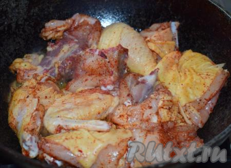 Далее отправляем в сковороду кусочки промариновавшейся курицы и, не накрывая сковороду крышкой, обжариваем курочку на сильном огне до подрумянивания со всех сторон (примерно, 10-15 минут).