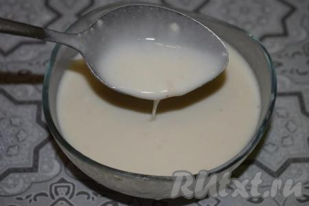 Вливаем в соус ещё 150 мл горячей воды, перемешиваем и наш сметанный соус готов (оставшиеся 100 мл воды будем доливать уже в сковороду).