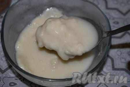 Пока курица маринуется в специях, приготовим сметанный соус. Для этого в миску насыпаем муку и добавляем 50 мл горячей воды (температура воды, примерно, 60-70 градусов), тщательно перемешиваем для получения однородной массы (благодаря добавлению небольшого количества воды, мука легко размешивается и комочки не образуются).