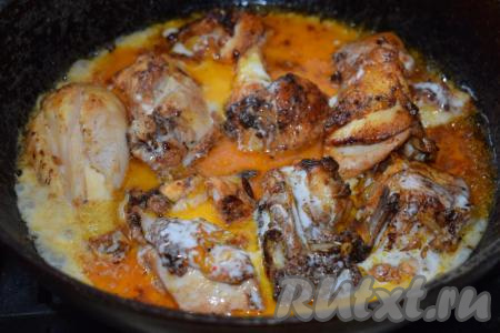 Выливаем сметанный соус в сковороду к курице, луку и чесноку, хорошо перемешиваем и слегка прогреваем. Соус быстро начнёт густеть и схватываться.