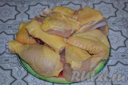 Курицу нарезаем на порционные кусочки (в данном блюде приветствуется не куриное филе, а именно кусочки курицы на кости, именно они дают более вкусный и наваристый бульон, что для приготовления гедлибже очень важно!).