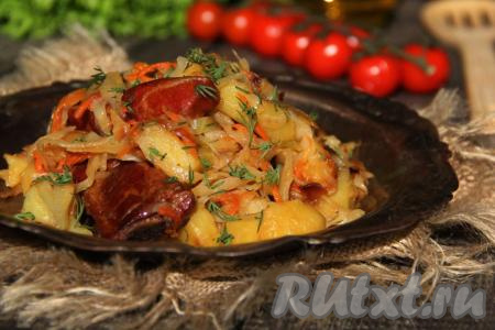 Затем капусту, тушёную с картошкой и копчёными рёбрышками, посыпать измельчённой зеленью и подать к столу в горячем виде на обед или ужин. Это очень вкусное, сытное, ароматное блюдо несомненно понравится многим!