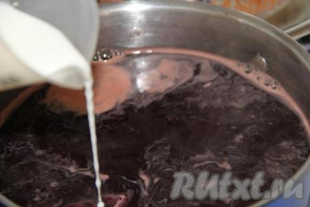 Непрерывно перемешивая ягодный настой, влить в него тонкой струйкой крахмальную массу.