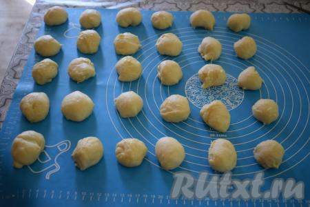 У нас должно получиться, примерно, 30 кусочков теста.