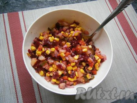 Влить оставшееся растительное масло, салат посолить по вкусу и тщательно перемешать. Оставить винегрет в прохладном месте на 1 час.